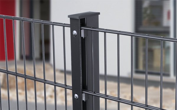 Anthrazitfarbener Zaunpfosten mit Abdeckleiste für Doppelstabmatten